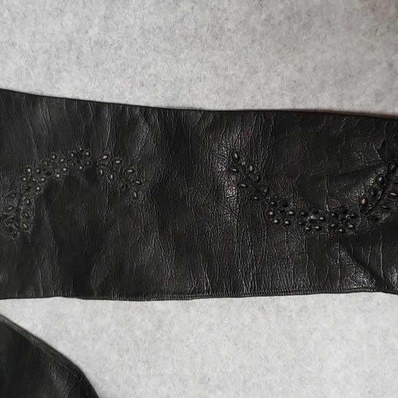 Elegant Black Leather Gloves - Picture 2 of 6